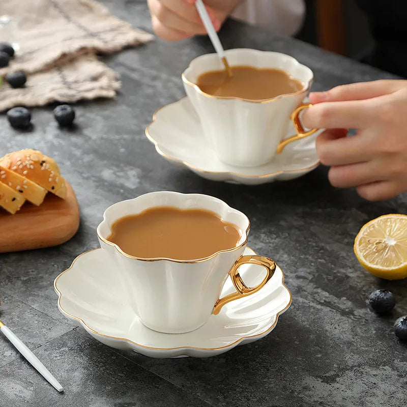 Conjunto de Xícara de Café com Pires em Porcelana Branca